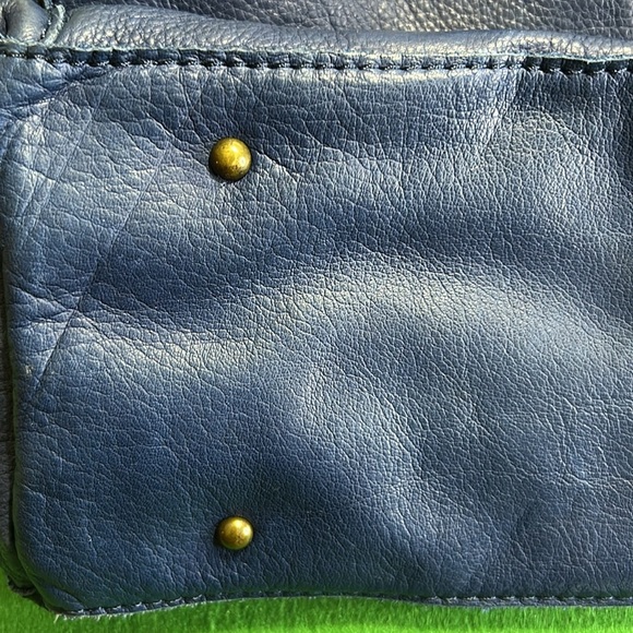 AMERICAN LEATHER CO BLUE SOFT LEATHER TRIPPLE ENTRY BUCKET SHOULDER BAG - Picture 14 of 16